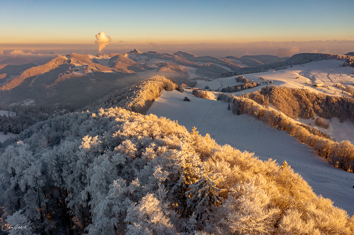 Verschneite Waldweid Landschaft bei Sonnenaufgang im Winter Baselland Schweiz Jan Geerk Fotograf Basel