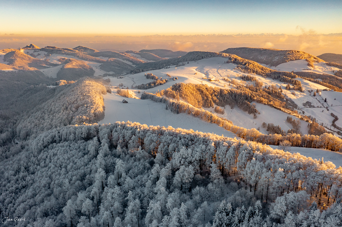 Winterliche Waldweid Landschaft mit verschneiten Wäldern und Hügeln bei Sonnenaufgang in Baselland Schweiz – Jan Geerk Fotograf Basel