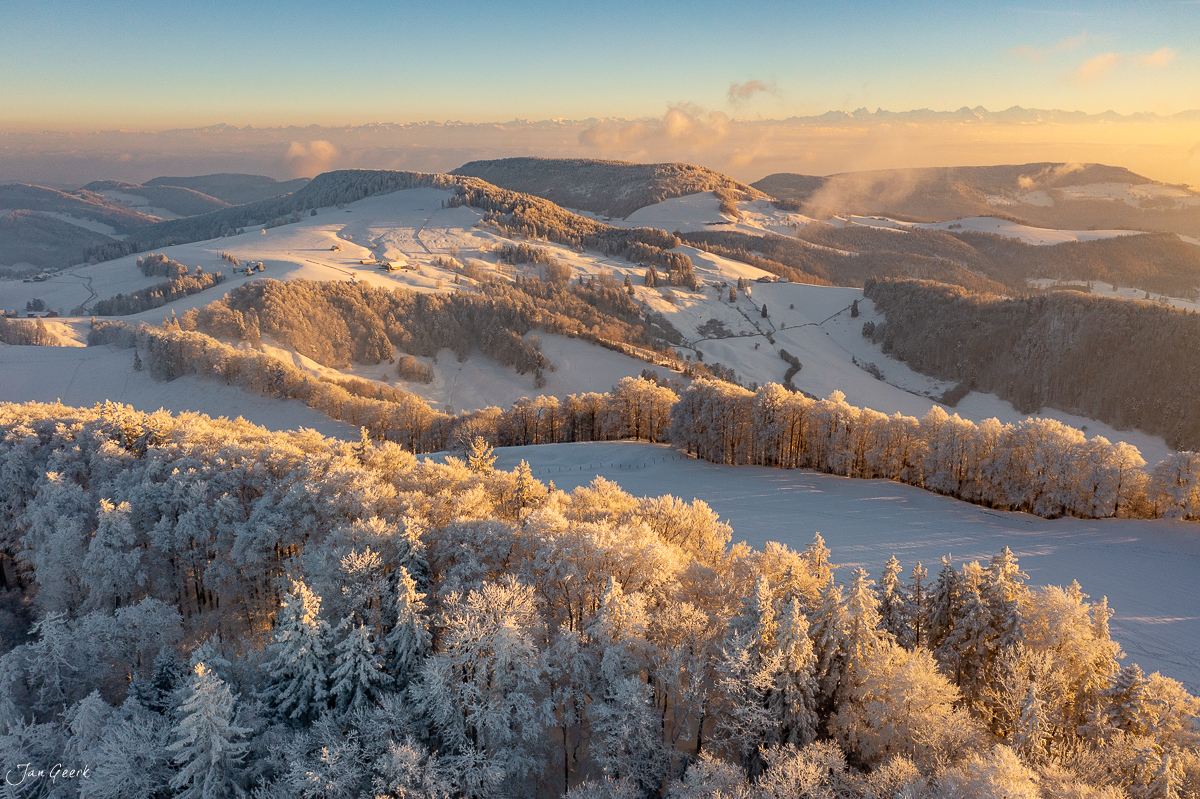 Verschneite Waldlandschaft bei Waldweid im Baselbiet, goldenes Kantlicht bei Sonnenaufgang, Schweiz – Jan Geerk Fotograf Basel