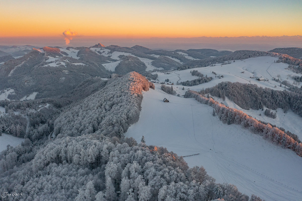 Winterlandschaft Waldweid mit schneebedeckten Wäldern bei Sonnenaufgang, Baselland Schweiz – Jan Geerk Fotograf Basel