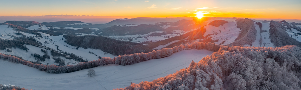 Winterlandschaft Waldweid mit Schneefeldern und Wald bei Sonnenaufgang Baselland Schweiz Jan Geerk Fotograf Basel