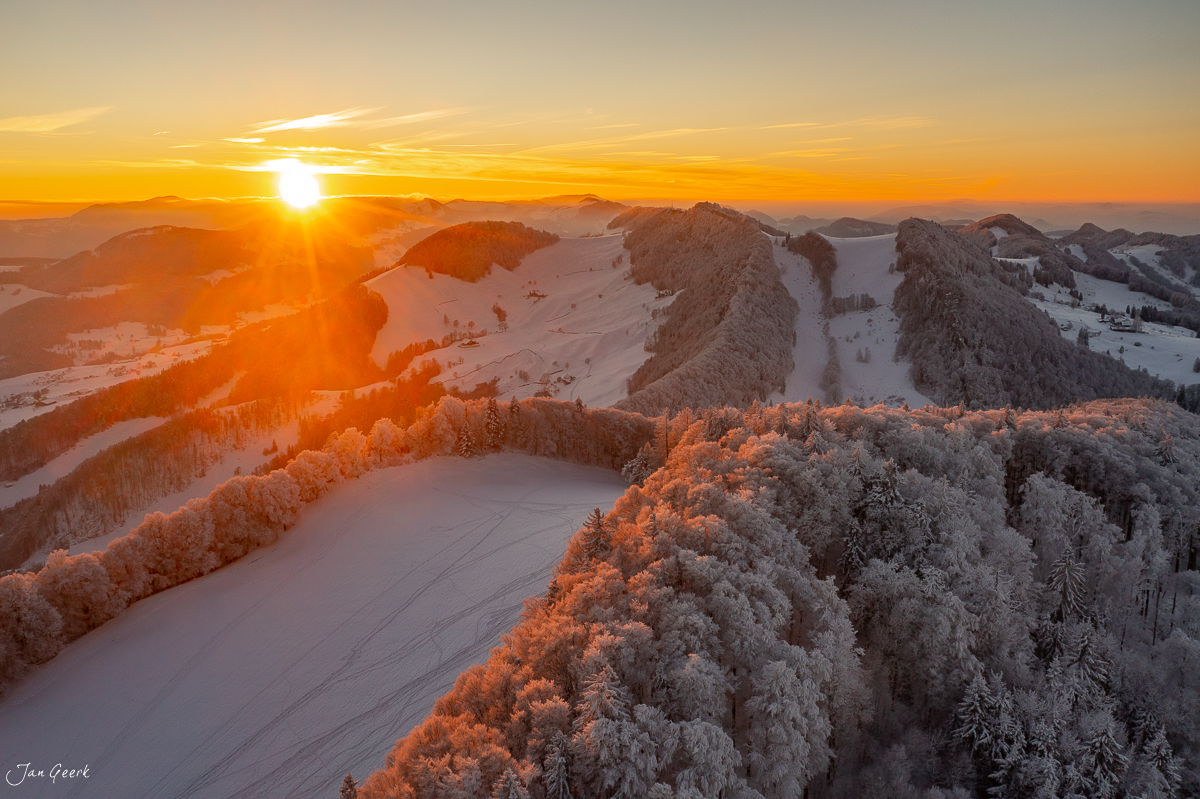Verschneite Waldweid-Landschaft bei Sonnenaufgang mit raureifbedeckten Fichten im Winter, Baselland Schweiz – Jan Geerk Fotograf Basel