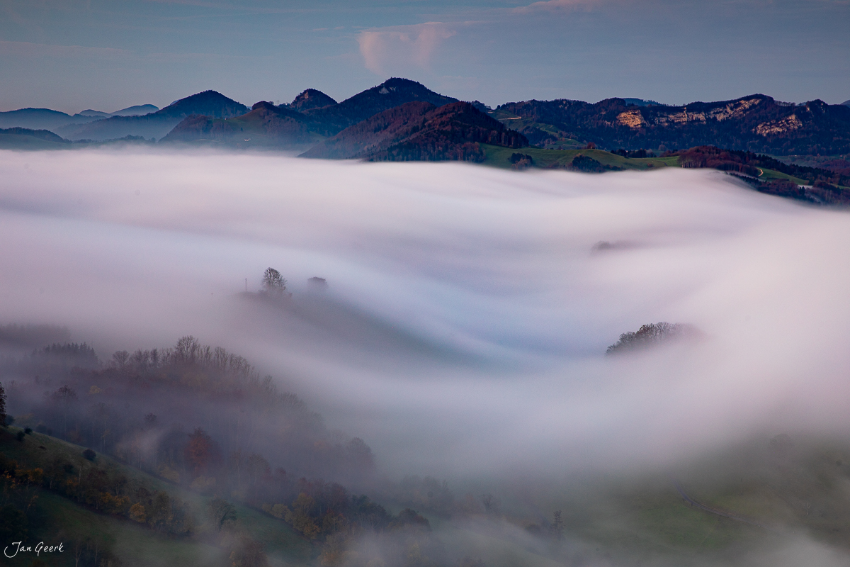Nebelwelle über Waldweid im Herbst, Baselbiet Schweiz – Jan Geerk Fotograf Basel