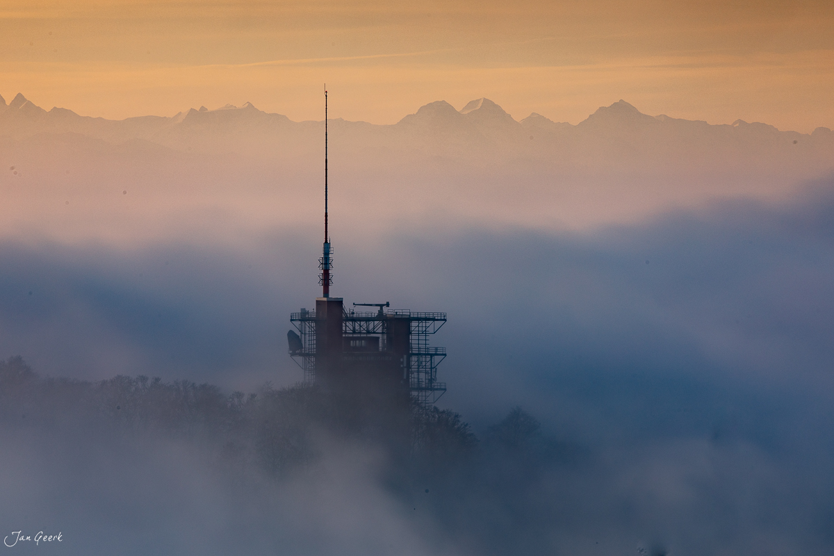 Kommunikationsturm auf Waldweid in Nebel und Herbstlicht, Baselland Schweiz – Jan Geerk Fotograf Basel
