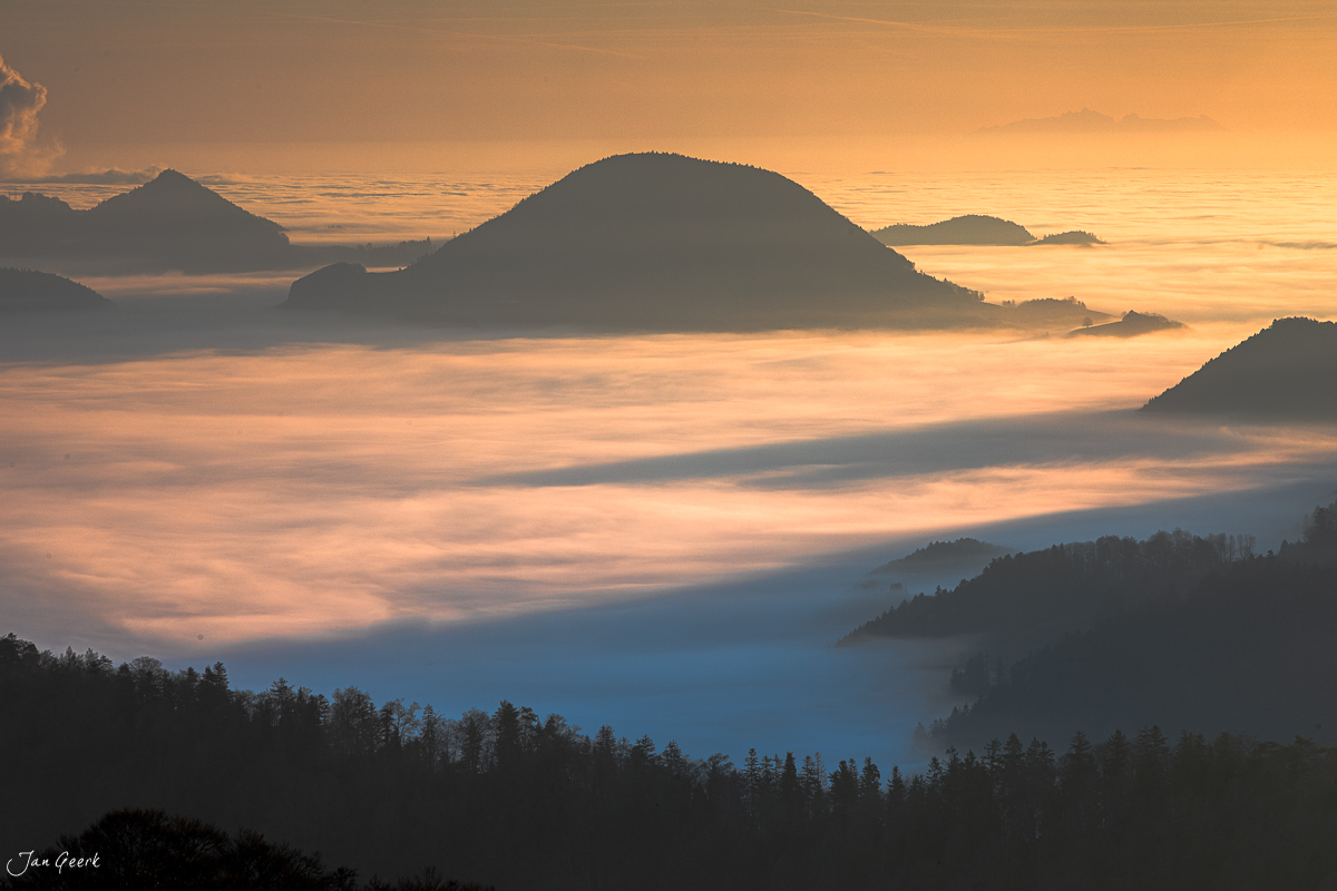 Nebelwelle über Waldweid im Herbst, Baselland mit Kantlicht, Schweiz – Jan Geerk Fotograf Basel