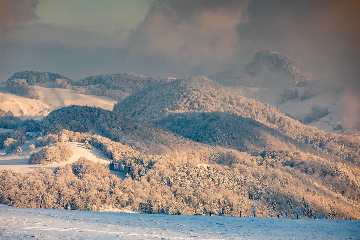 Verschneite Berglandschaft bei Waldweid mit Wald und Schneefeldern in Baselland Schweiz – Jan Geerk Fotograf Basel