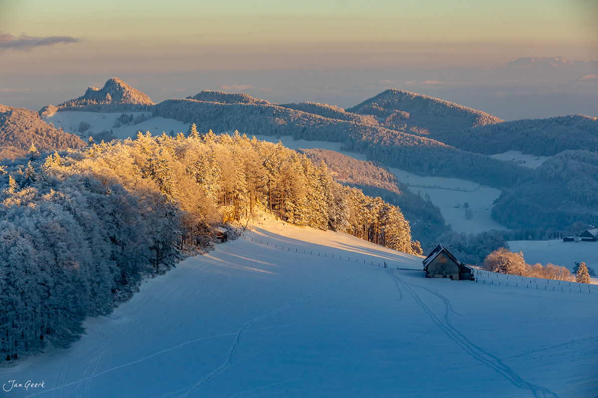 Schneebedeckte Waldweid Landschaft mit Kantlicht bei Sonnenaufgang, Baselland Schweiz – Jan Geerk Fotograf Basel