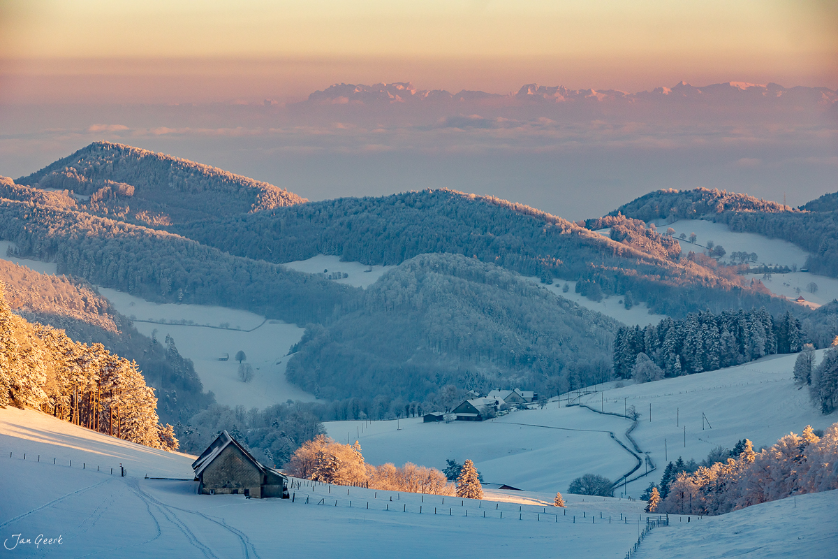 Verschneite Winterlandschaft Waldweid mit Berghütte, Tälern und Mischwäldern im Morgenlicht – Baselland Schweiz – Jan Geerk Fotograf Basel