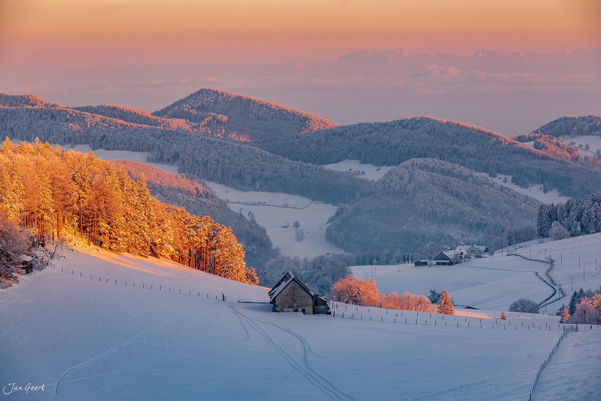 Schneebedeckte Landschaft mit Kapelle bei Waldweid, Baselland Nordwestschweiz bei Sonnenaufgang – Jan Geerk Fotograf Basel