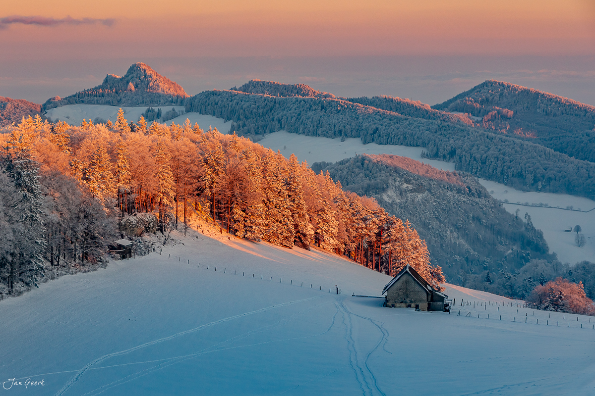 Schneebedeckte Waldweid Landschaft bei Sonnenaufgang mit verschneitem Wald und Bergen, Baselland Schweiz – Jan Geerk Fotograf Basel
