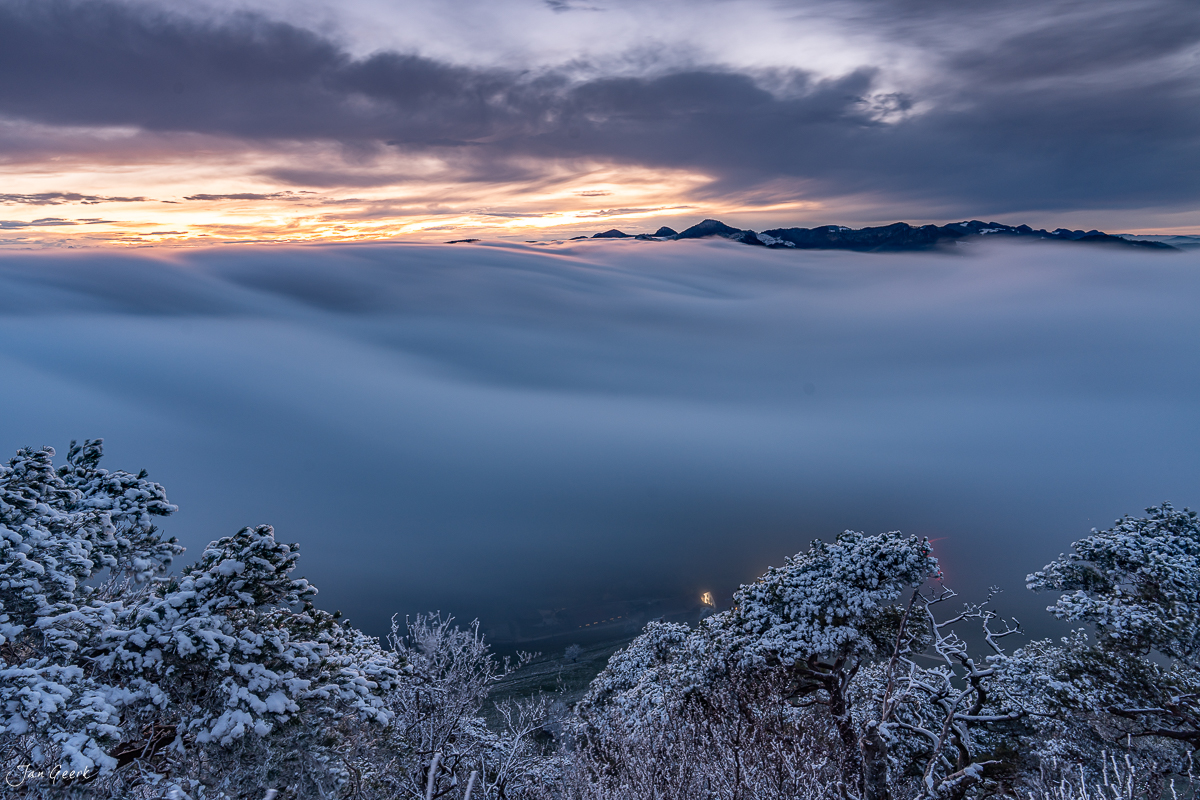 Nebelwelle über Wisenfluh im Schnee Baselland Winter Schweiz – Jan Geerk Fotograf Basel