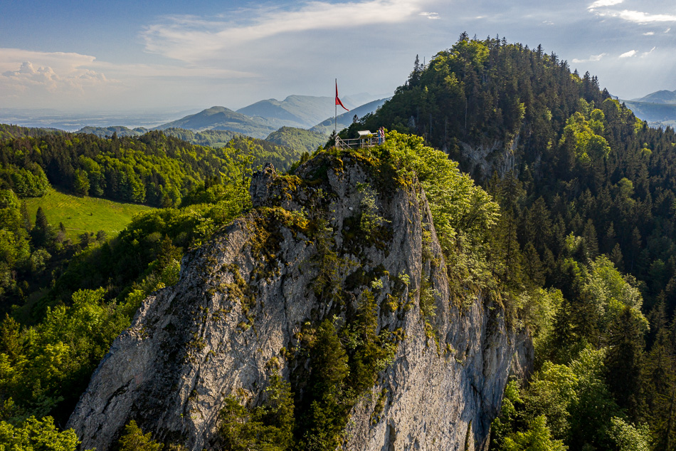 Felsenspitze mit Flagge Belchen Frühling Baselland Schweiz Jan Geerk Fotograf Basel