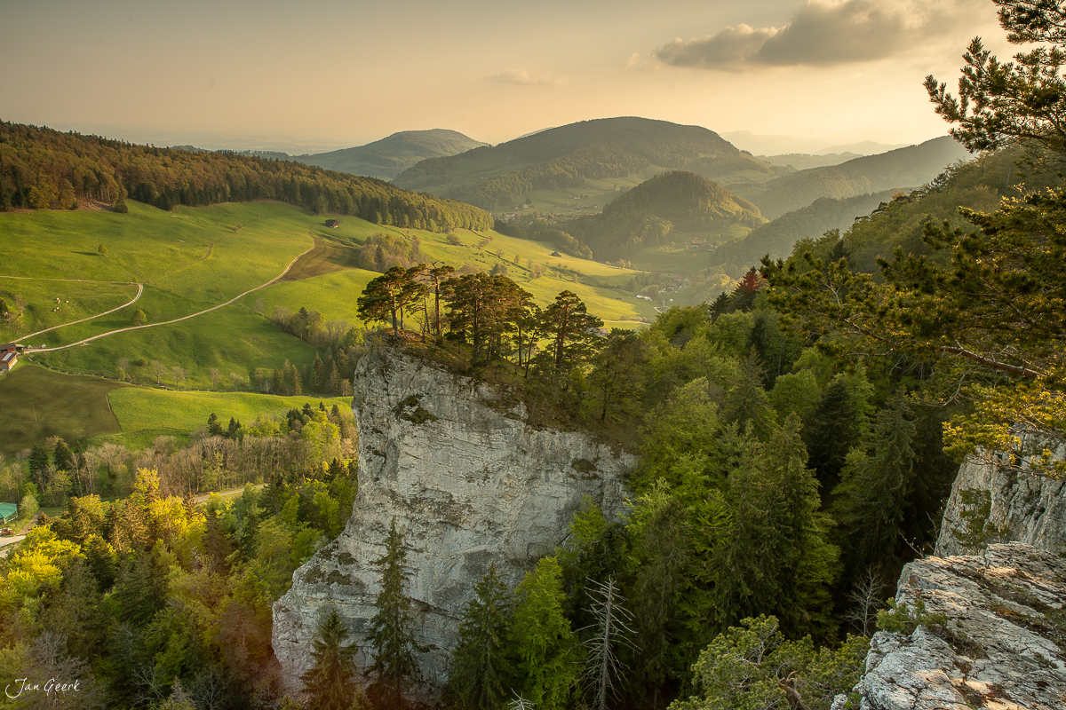 Belchen Berglandschaft mit Felsklippen, grüne Täler und Herbstlicht in Baselland Schweiz – Jan Geerk Fotograf Basel