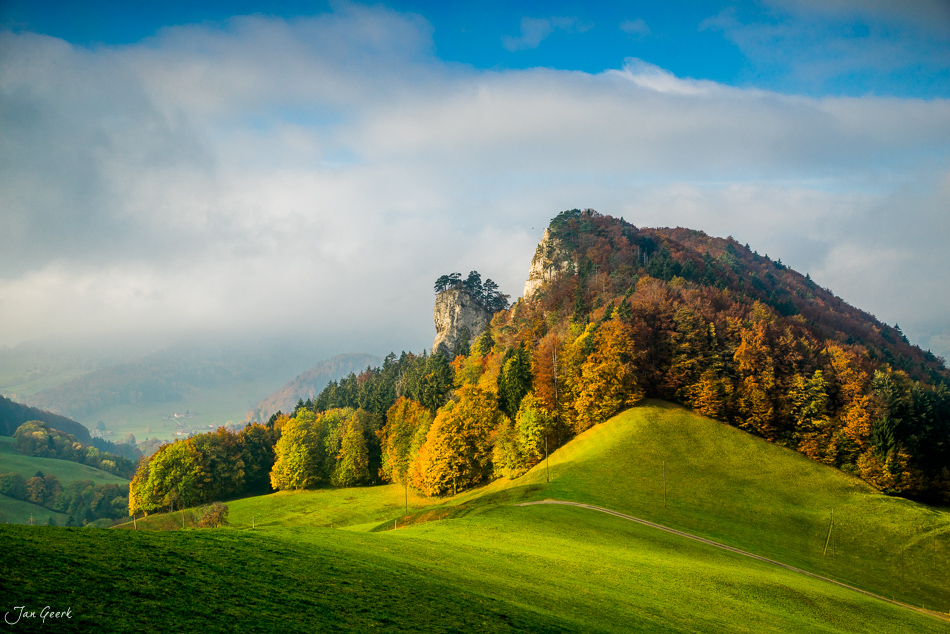 Herbstliche Berglandschaft am Belchen mit leuchtend grünen Wiesen und gefärbtem Wald, Baselland Schweiz – Jan Geerk Fotograf Basel