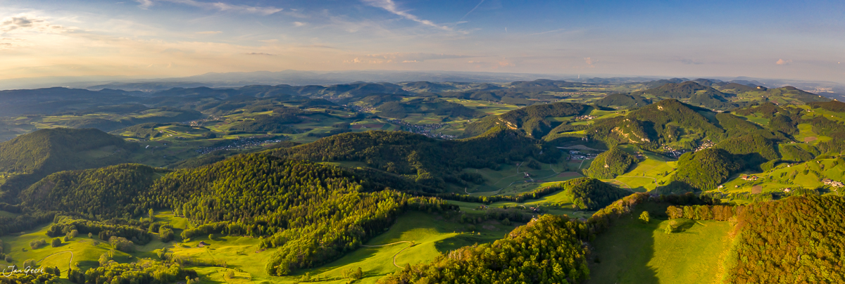 Panoramablick vom Belchen über grüne Hügel und Wälder im Frühling, Baselland Schweiz – Jan Geerk Fotograf Basel