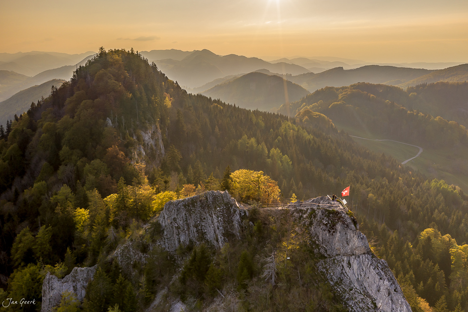 Drohnenaufnahme Belchen mit Schweizer Flagge, Herbstwald und Berglandschaft Baselland Schweiz – Jan Geerk Fotograf Basel