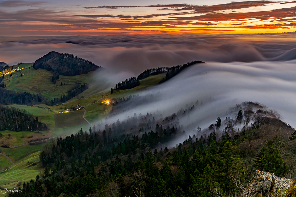 Nebelwelle über dem Belchen im Baselbiet während goldenem Sonnenaufgang Schweiz – Jan Geerk Fotograf Basel