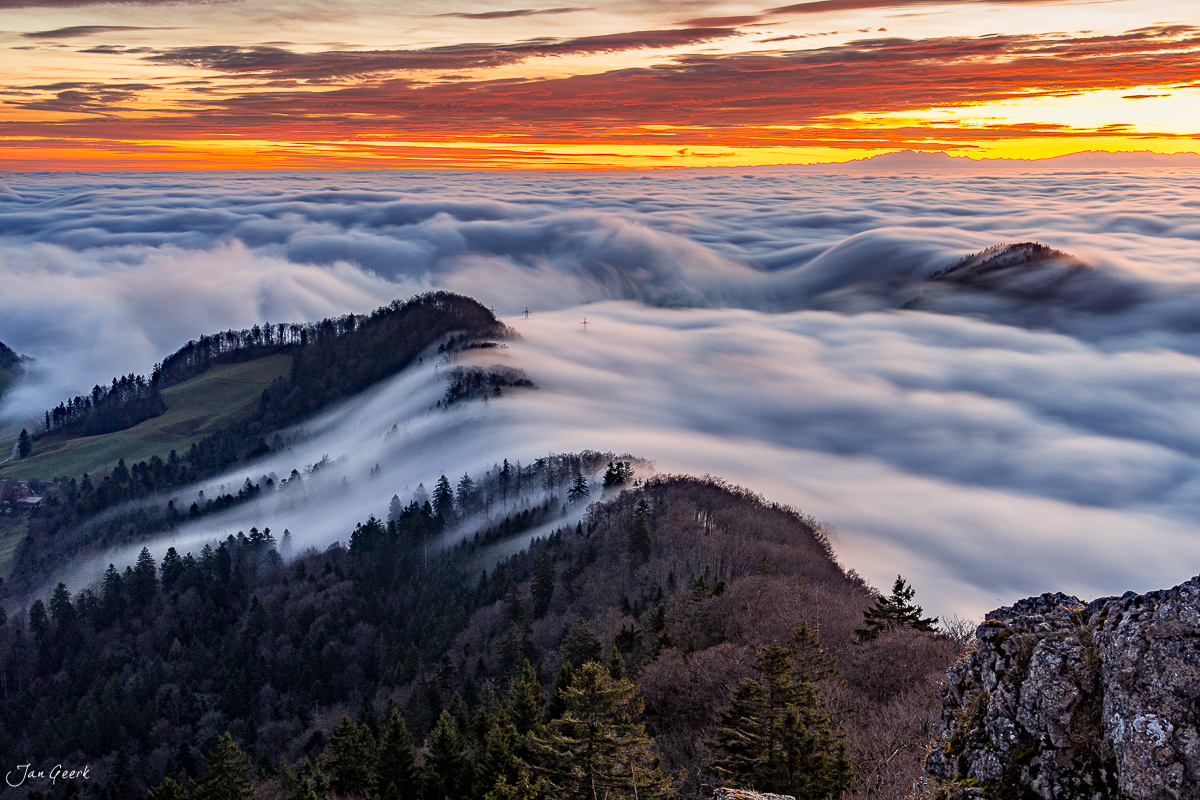Nebelwelle am Belchen mit Bergketten im Morgenlicht, Baselland Winter Schweiz – Jan Geerk Fotograf Basel