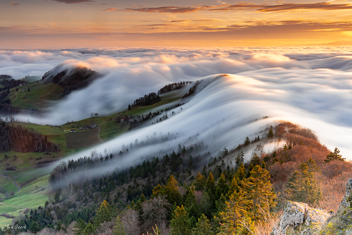 Nebelwelle am Belchen mit Herbstwald und Morgenlicht, Baselland Schweiz – Jan Geerk Fotograf Basel