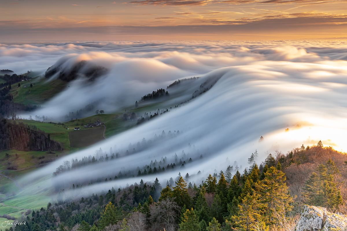 Nebelwelle über dem Belchen mit Tälern und Wäldern im Morgenlicht, Baselland Schweiz – Jan Geerk Fotograf Basel