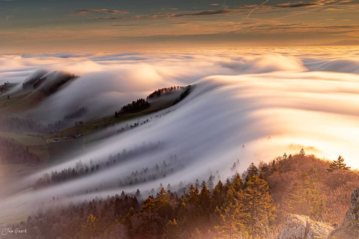 Nebelwelle über dem Belchen mit verschneiten Wäldern, Wintermorgen in der Nordwestschweiz – Jan Geerk Fotograf Basel