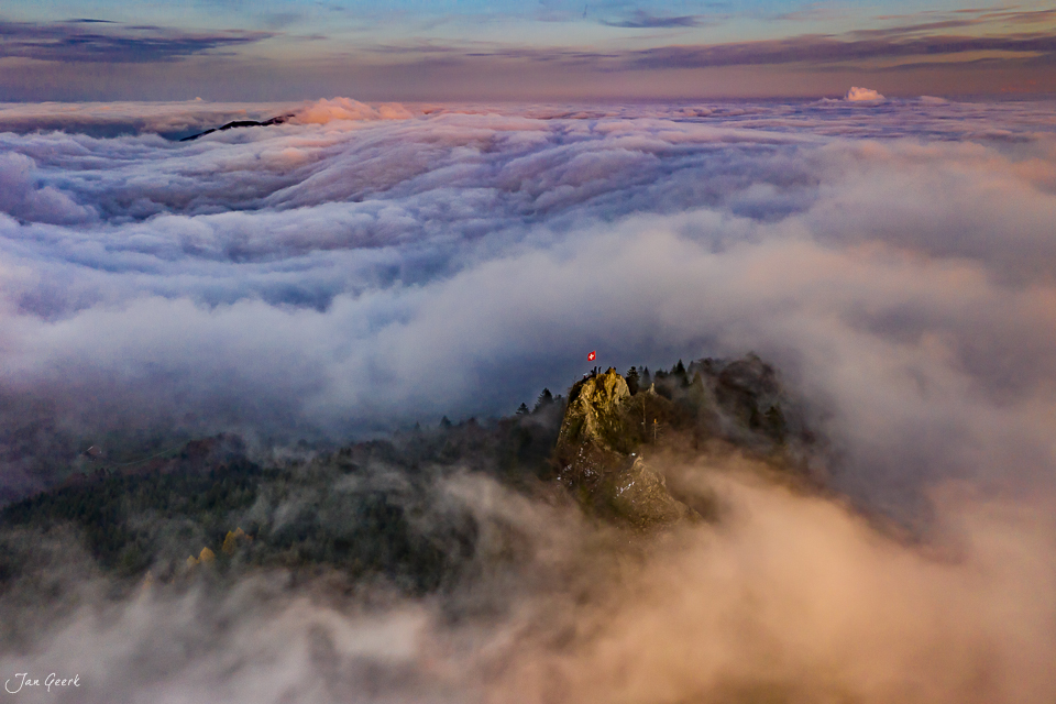 Belchenfluh ragt aus Nebelwelle in Herbstlicht, Baselland Schweiz – Jan Geerk Fotograf Basel