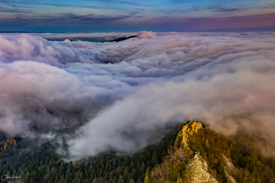 Nebelwelle über Belchenfluh mit Kantlicht im Herbst, Baselland Schweiz – Jan Geerk Fotograf Basel