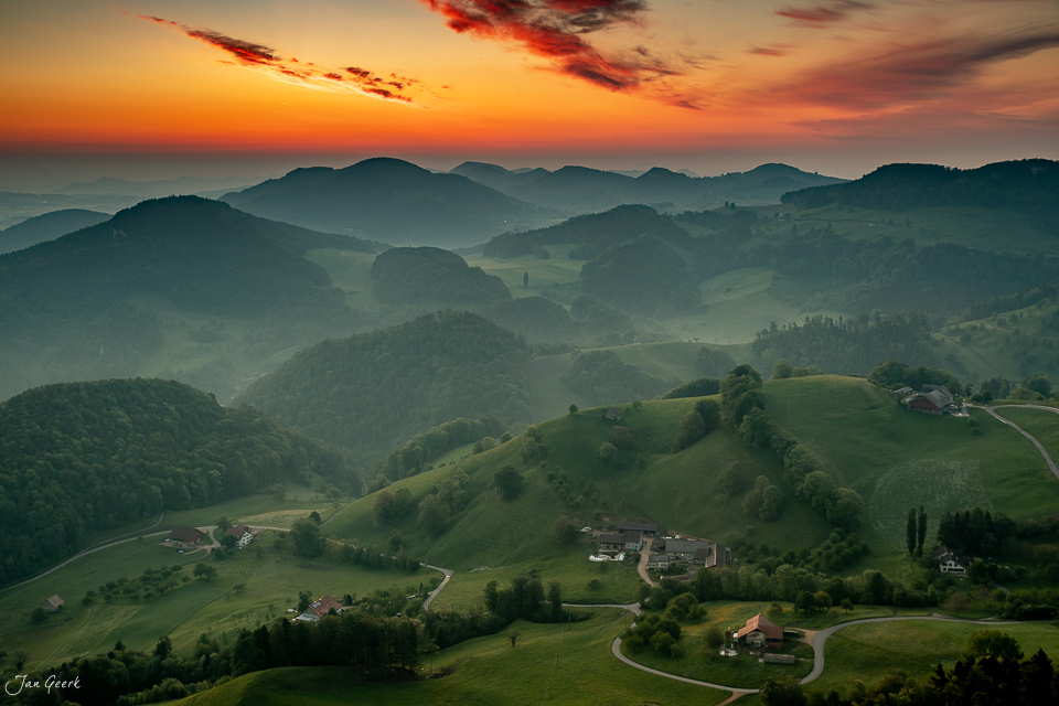 Luftaufnahme Ankenballen Baselland Frühjahrslandschaft mit Sonnenaufgang Schweiz Jan Geerk Fotograf Basel