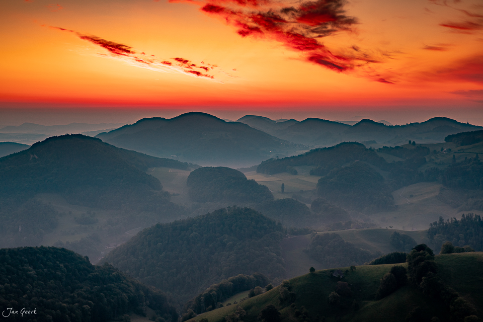 Berglandschaft Belchen Baselland mit Nebel und dramatischem Sonnenaufgang Schweiz Jan Geerk Fotograf Basel
