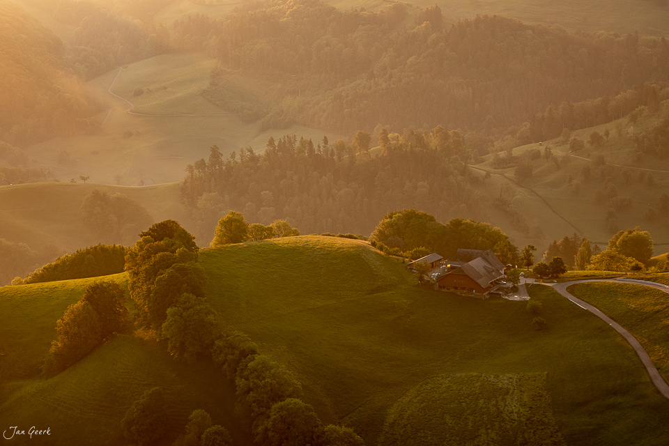 Grüne Hügel mit Bauernhof im Ankenballen, Baselland, Frühjahrlicht, Nordwestschweiz – Jan Geerk Fotograf Basel