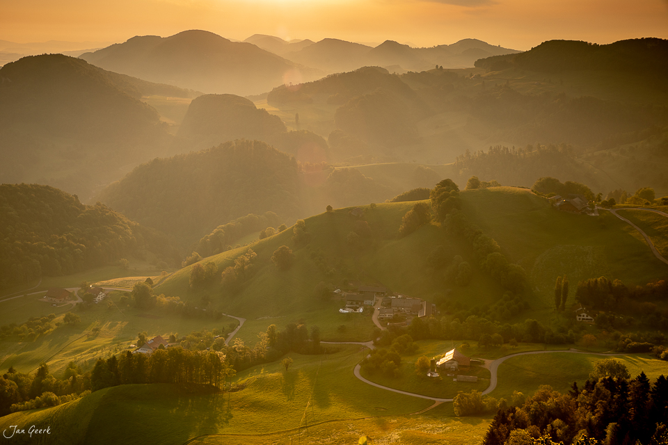 Nebeliges Bergtal in Eptingen mit Bauernhöfen und grünen Hügeln im Frühlingslicht Baselland Schweiz – Jan Geerk Fotograf Basel