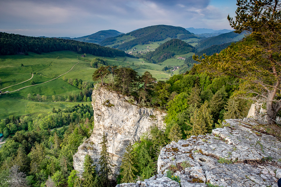 Felsformation Ankenballen Blick über grüne Hügellandschaft Frühling Baselland Schweiz Jan Geerk Fotograf Basel