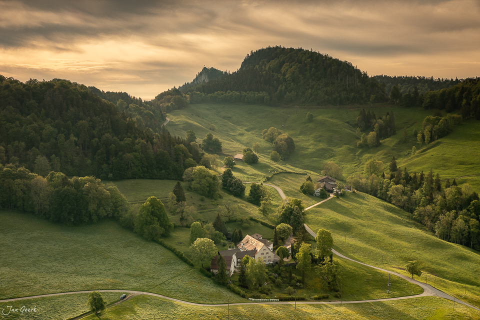 Grüne Hügellandschaft mit Bauernhof Ankenballen Frühling Baselland Schweiz – Jan Geerk Fotograf Basel