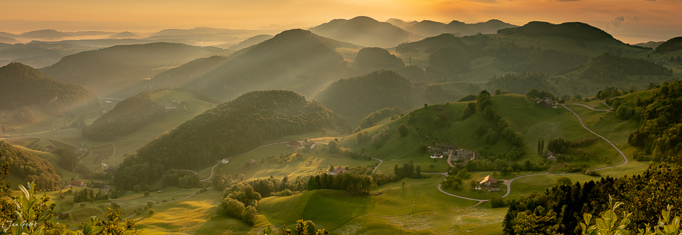 Panoramablick auf Eptingen mit grünen Hügeln, Wäldern und Frühjahrslichtstimmung in der Belchenregion Baselland Schweiz – Jan Geerk Fotograf Basel