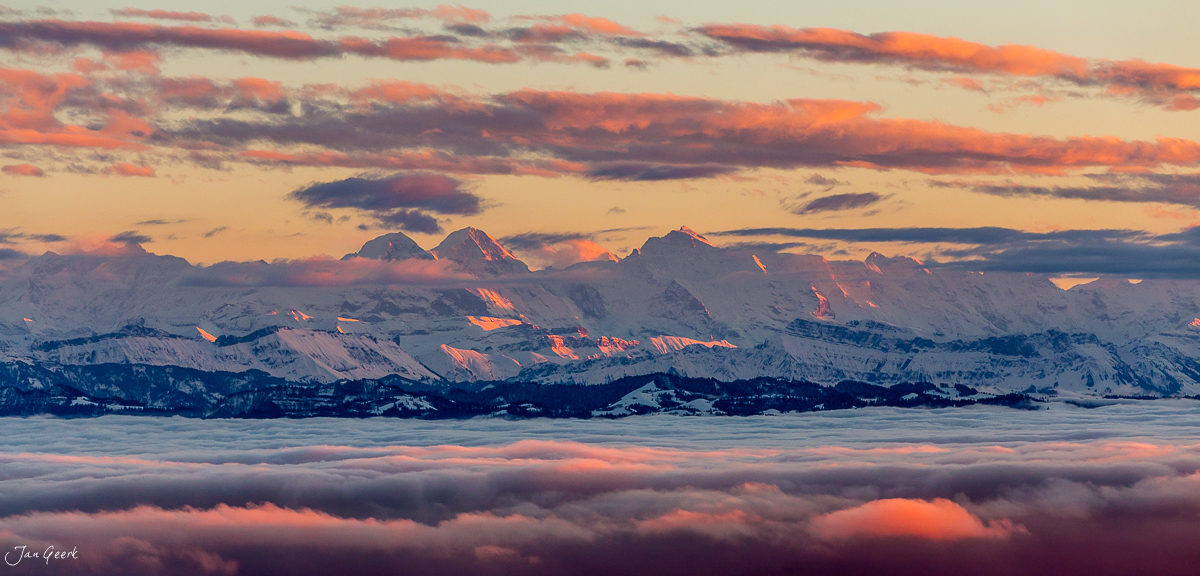 Nebelmeer über dem Belchen mit verschneiten Alpengipfeln bei Sonnenaufgang in der Nordwestschweiz – Jan Geerk Fotograf Basel
