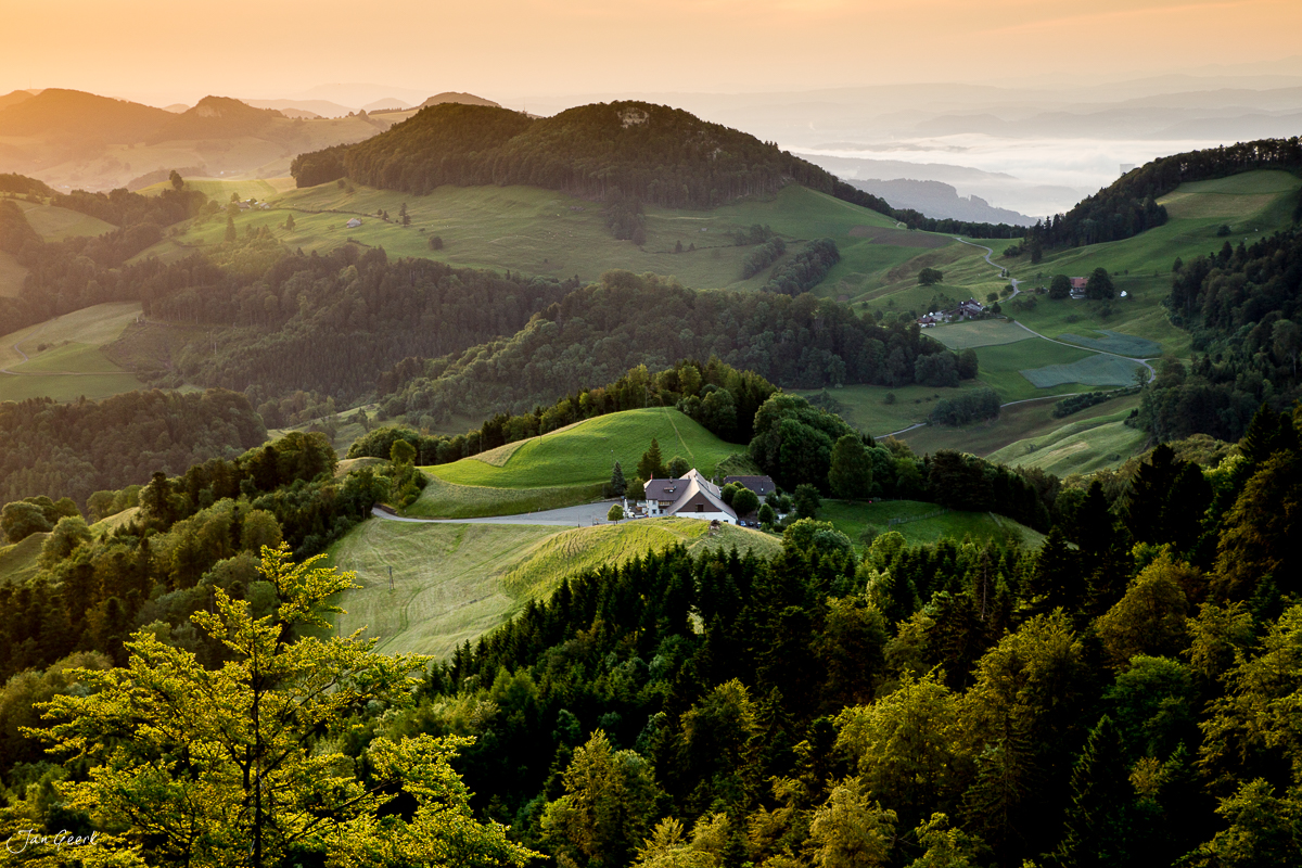 Idyllische Landschaft mit Bauernhof im Belchen Jura bei Sonnenaufgang in der Schweiz – Jan Geerk Fotograf Basel