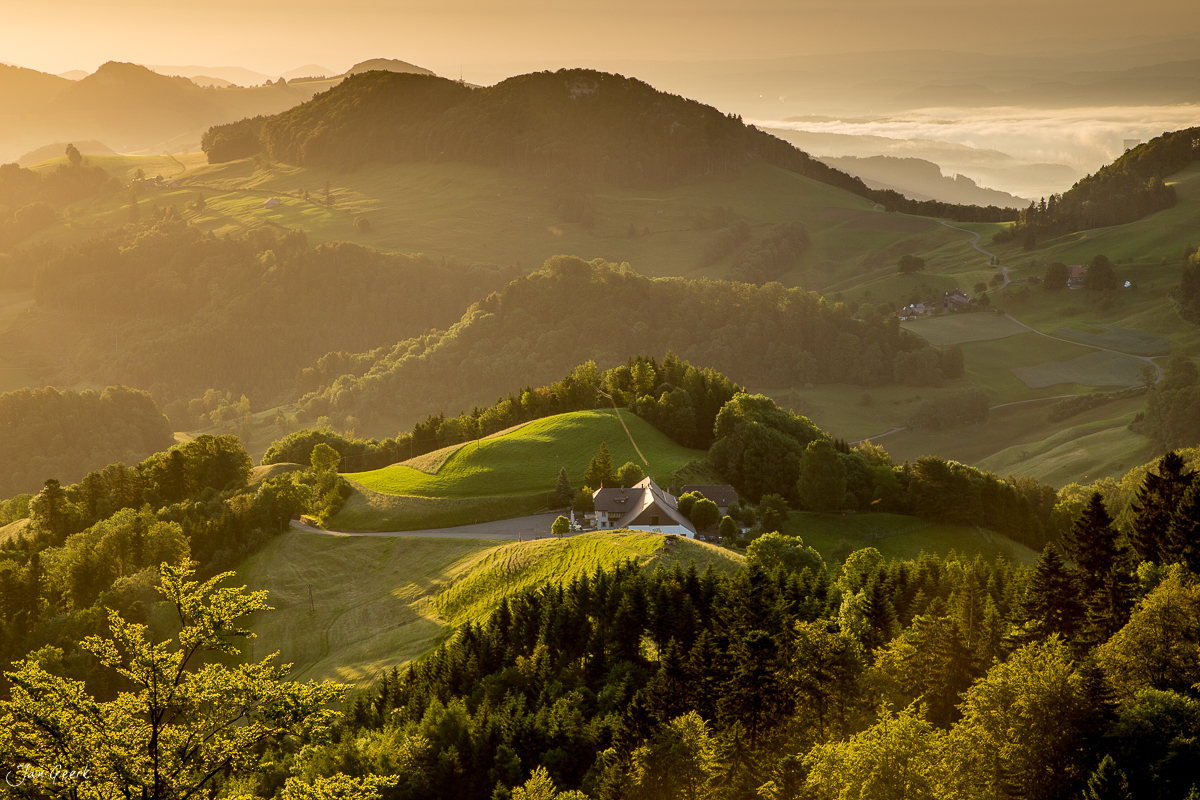 Ankenballen Berglandschaft golden beleuchtete Morgenstimmung Baselbiet Schweiz Jan Geerk Fotograf Basel