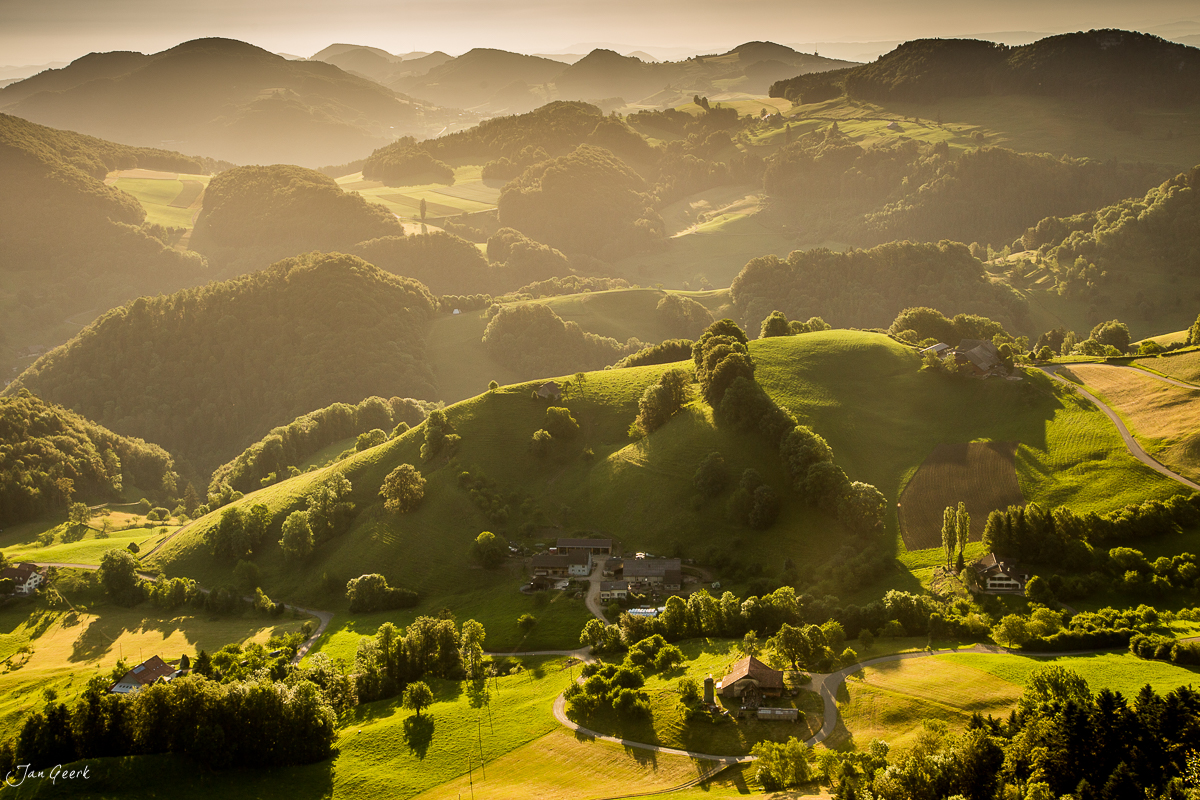 Grüne Hügellandschaft Belchen mit Ankenballen Jura Baselbiet Schweiz – Jan Geerk Fotograf Basel
