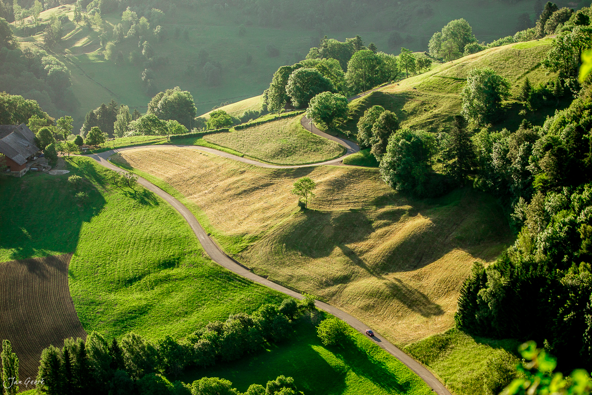 Luftaufnahme Belchen Landschaft grüne Wiesen Wälder Sommer Baselbiet Schweiz Jan Geerk Fotograf Basel