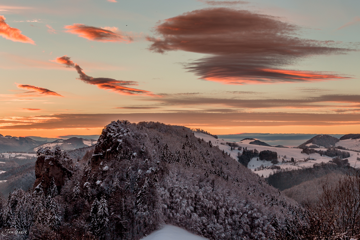 Schneebedeckter Belchen mit Winterlandschaft bei Sonnenaufgang, Jura Nordwestschweiz – Jan Geerk Fotograf Basel