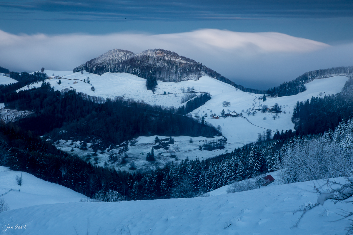 Verschneite Berglandschaft am Belchen mit Nebelmeer, Winterstimmung in den Jurahöhen, Schweiz – Jan Geerk Fotograf Basel