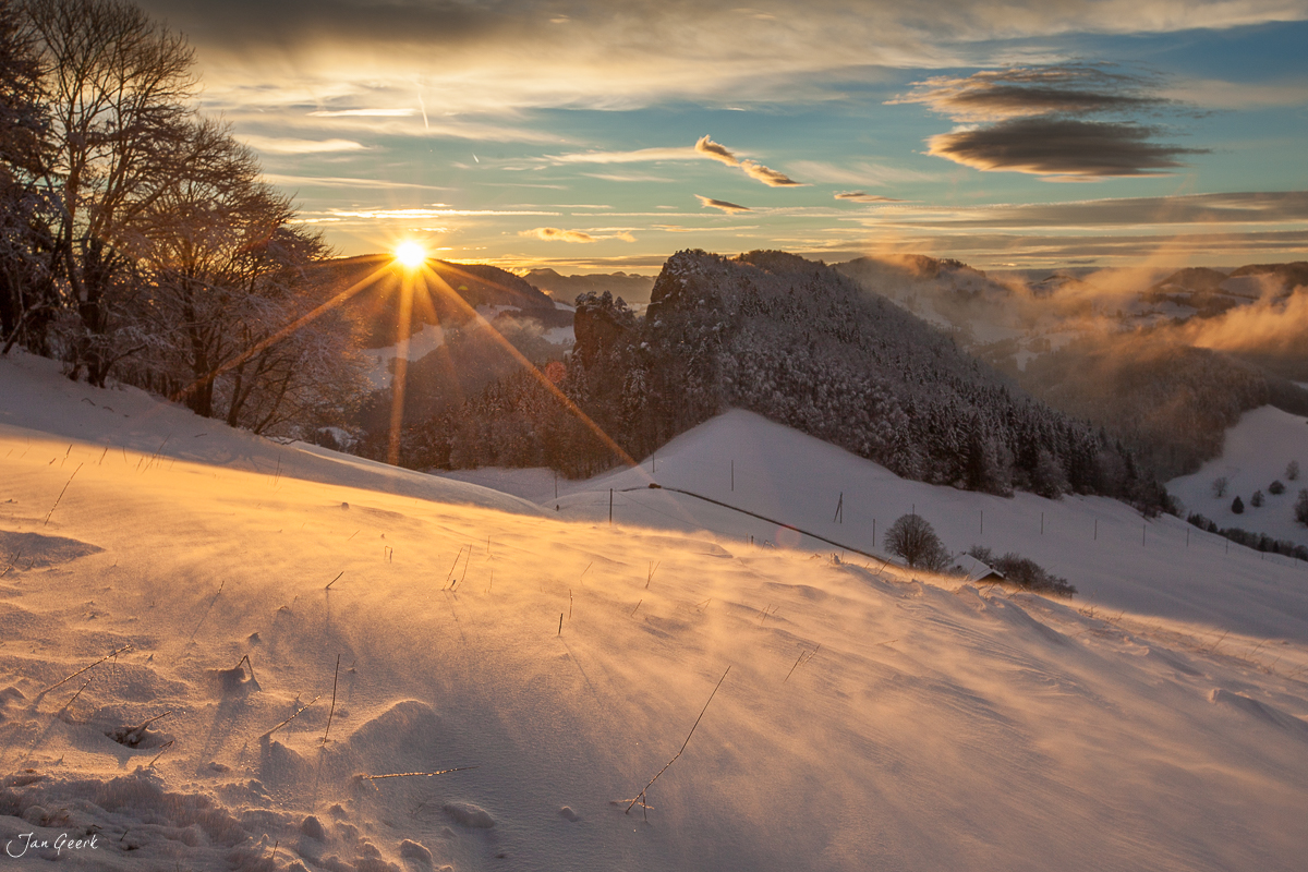 Winterlandschaft mit Schnee und Nebel am Bölchen bei Sonnenaufgang, Jura Schweiz – Jan Geerk Fotograf Basel