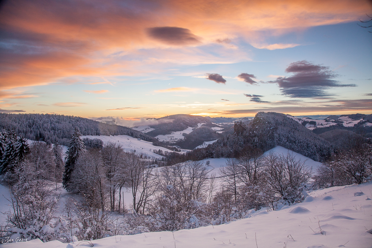 Schneebedeckte Winterlandschaft am Bölchen mit Jurahöhen, Nebel und dramatischem Sonnenuntergang in der Schweiz – Jan Geerk Fotograf Basel