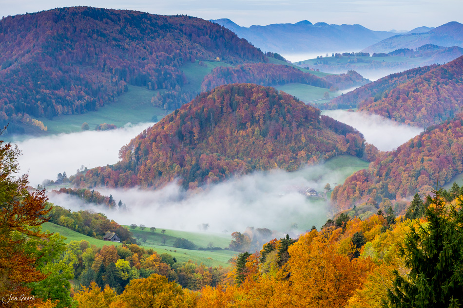 Herbstliche Berglandschaft mit Nebel Bölchen Baselbiet Oktober Schweiz Jan Geerk