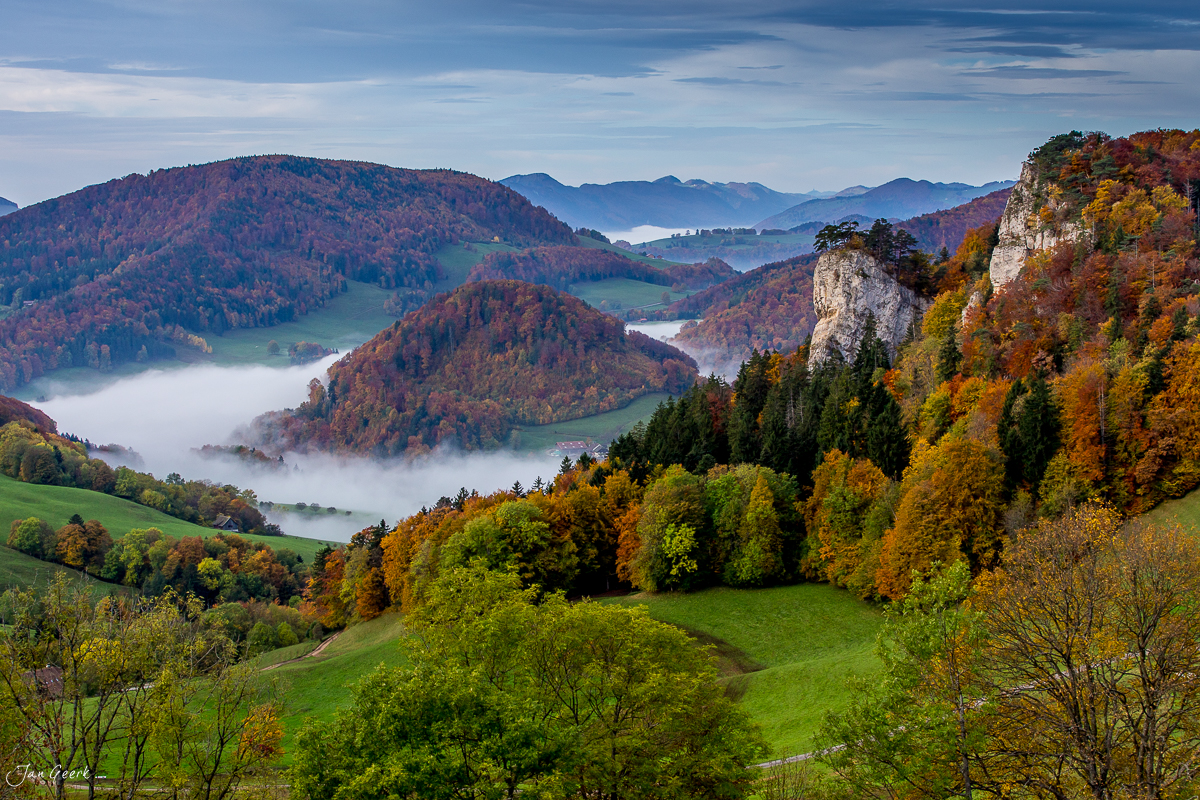 Herbstliche Berglandschaft Bölchen Baselbiet Nebel Schweiz Jan Geerk Fotograf Basel