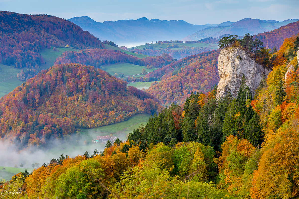 Herbstliche Berglandschaft Bölchen Jura mit Nebel Baselland Schweiz Jan Geerk Fotograf Basel
