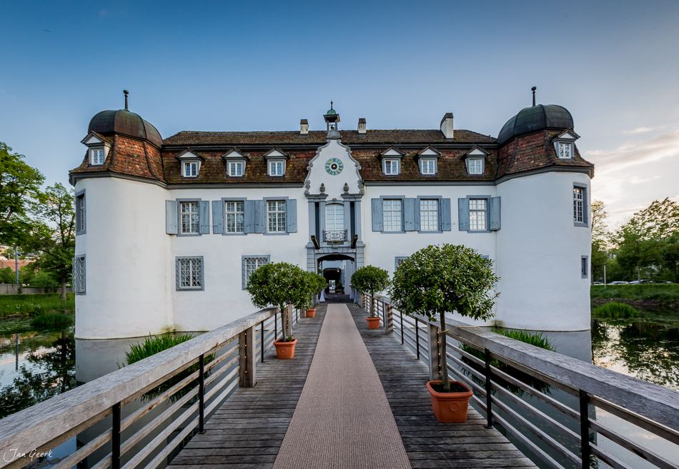 Schloss Bottmingen mit Holzbrücke im Frühling, Baselland Schweiz – Jan Geerk Fotograf Basel