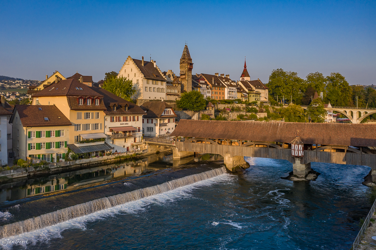 Altstadt Bremgarten an der Reuss im Sommerlicht, Luftaufnahme der Schweizer Kleinstadt mit Kapellenbrücke und Kirchturm – Jan Geerk Fotograf Basel