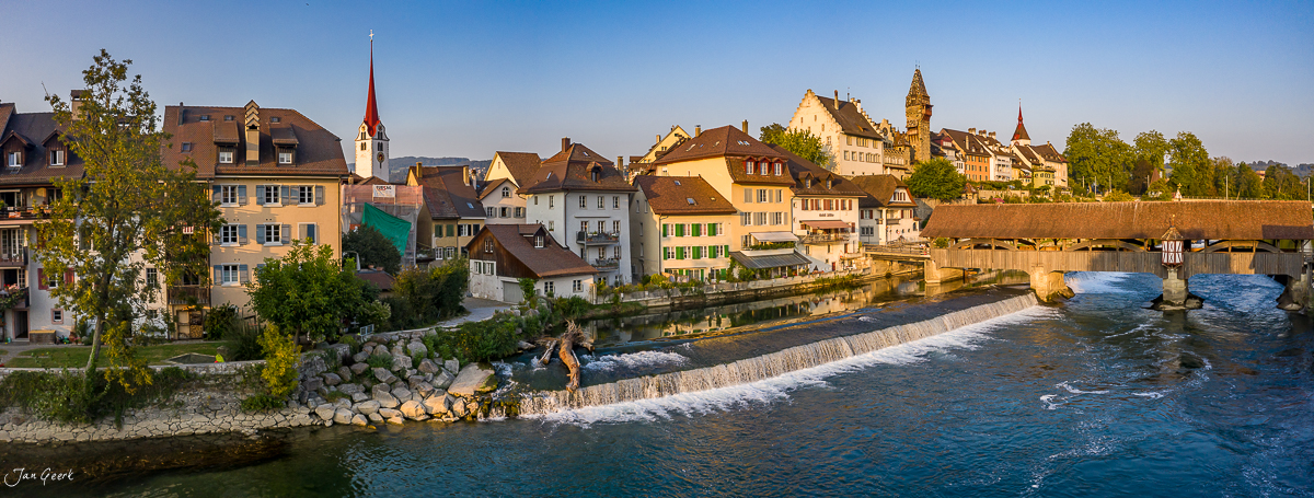 Altstadt Bremgarten an der Reuss mit Wehranlage im Sommerlicht, Nordwestschweiz – Jan Geerk Fotograf Basel