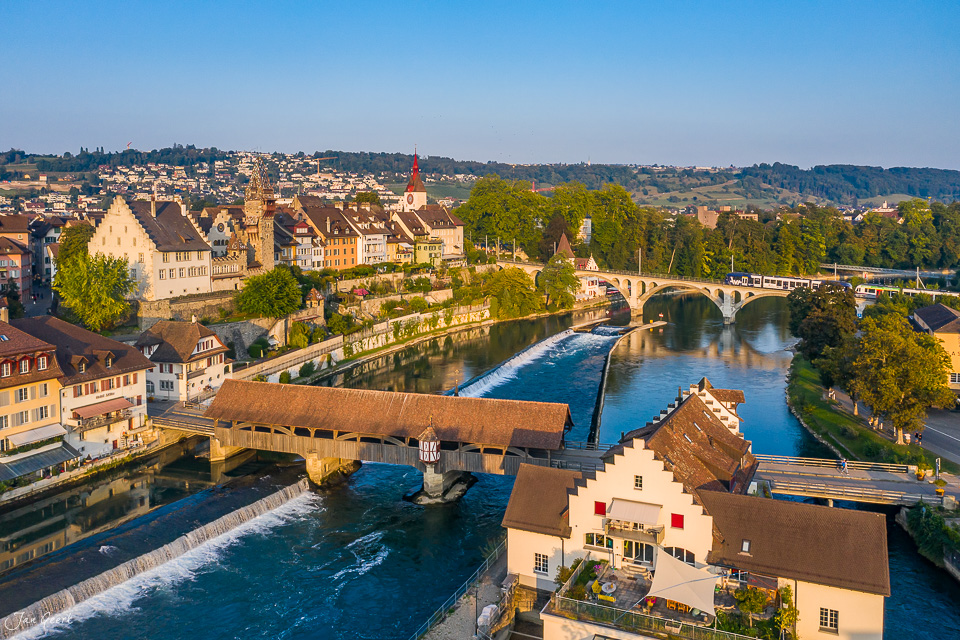 Luftaufnahme der Altstadt Bremgarten an der Reuss bei Sommerlicht, Aargau Schweiz – Jan Geerk Fotograf Basel